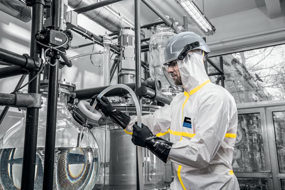Průmyslové použití chemických rukavic uvex u-chem 3100